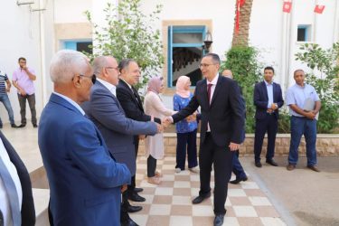 Read more about the article خلال زيارته إلى ولاية قابس: وزير أملاك الدّولة يعلن عن تمكين العاطلين عن العمل من أصحاب الشهائد العليا من مقاسم فلاحية على مساحة 230 هك.