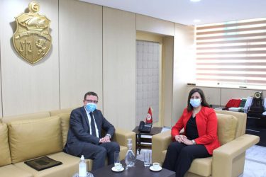 Read more about the article اليوم في جلسة عمل مشتركة بمقر وزارة العدل : وزيرة العدل بالنيابة و وزير أملاك الدولة والشؤون العقارية بالنيابة يتباحثان ملف استرجاع الأموال المنهوبة و مزيد تنسيق الجهود بشأنها